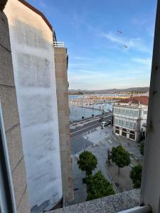 - une vue sur la ville depuis la fenêtre d'un bâtiment dans l'établissement Piso en Bayona ( Pontevedra), à Baiona