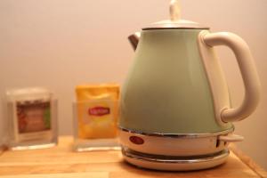 a tea kettle with a candle on a table at Appartamento SassoMalenco in Chiesa in Valmalenco