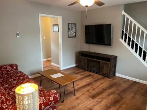 een woonkamer met een bank en een flatscreen-tv bij Carter #3 Two bedroom unit near Xavier Downtown in Cincinnati