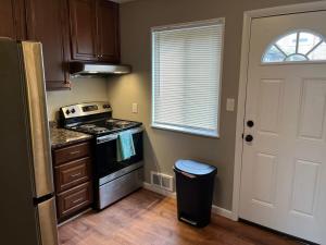 uma cozinha com um fogão, uma janela e uma porta em Carter #3 Two bedroom unit near Xavier Downtown em Cincinnati