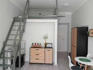een kamer met een hoogslaper en een bureau bij Discover Cracow APARThostel in Krakau
