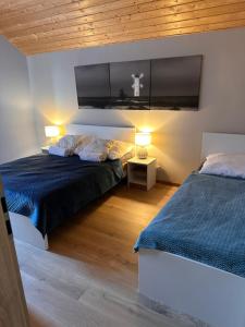 Posteľ alebo postele v izbe v ubytovaní Domki Złote Piaski Kryty Basen Sauna Jacuzzi