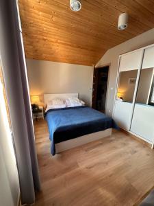 Posteľ alebo postele v izbe v ubytovaní Domki Złote Piaski Kryty Basen Sauna Jacuzzi