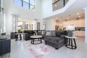 Køkken eller tekøkken på Stunning 5Bd w Pool Close to Disney at Champions Gate 8956