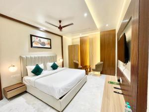 En eller flere senge i et værelse på HOTEL VEDANGAM INN ! VARANASI - Forɘigner's Choice ! fully Air-Conditioned hotel with Parking availability, near Kashi Vishwanath Temple, and Ganga ghat