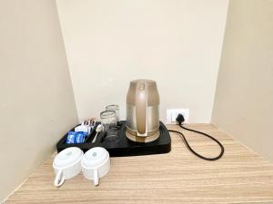 Utensilios para hacer té y café en HOTEL VEDANGAM INN ! VARANASI - Forɘigner's Choice ! fully Air-Conditioned hotel with Parking availability, near Kashi Vishwanath Temple, and Ganga ghat