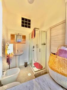 een badkamer met een bad, een wastafel en een douche bij Il campanile in Scafati