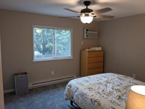 1 dormitorio con 1 cama y ventilador de techo en Carter #5 Two bedroom unit near Xavier Downtown en Cincinnati