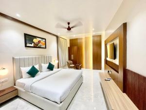 sypialnia z dużym białym łóżkiem w pokoju w obiekcie HOTEL VEDANGAM INN ! VARANASI - Forɘigner's Choice ! fully Air-Conditioned hotel with Parking availability, near Kashi Vishwanath Temple, and Ganga ghat w mieście Waranasi