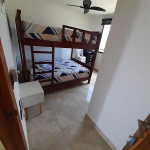 um quarto com 2 beliches num quarto em Residencia Vigonza em Puerto López