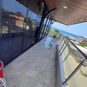 un balcón vacío con vistas al océano en Residencia Vigonza en Puerto López