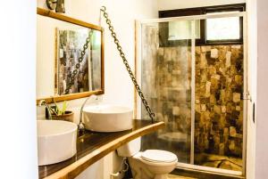 y baño con 2 lavabos y ducha. en Perfect family home in Playa Maderas, en El Plantel