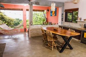 cocina con mesa de madera y sillas en Perfect family home in Playa Maderas, en El Plantel