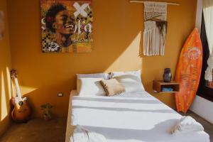 1 dormitorio con cama y tabla de surf en la pared en Perfect family home in Playa Maderas, en El Plantel