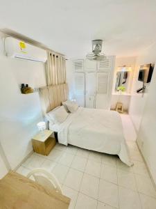 卡塔赫纳Hostal Casa Dandy的一间带床和椅子的白色卧室