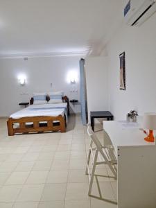 1 dormitorio con 1 cama y escritorio en una habitación en CASA CAMBA MAR en Bissau