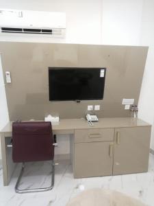 a desk with a tv on top of it at مارينا للغرف الفندقية in Sohar