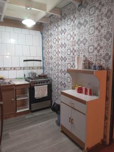 een keuken met een fornuis en een aanrecht bij Apartamento interior in Coihaique
