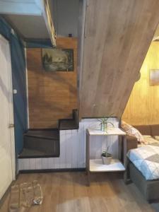 Habitación con cama y escalera. en Apartamento interior, en Coyhaique