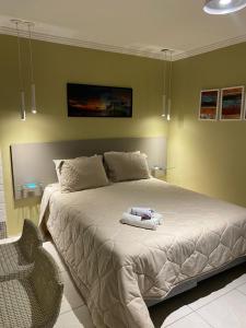 瓜拉帕里的住宿－黑山旅館及Spa，一间卧室配有一张床,上面有两条毛巾