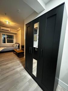 una habitación con una puerta negra y un dormitorio en Cozy Apt in Central Halifax en Halifax