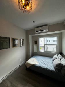 1 dormitorio con cama y ventana en Cozy Apt in Central Halifax en Halifax