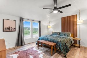 Ένα ή περισσότερα κρεβάτια σε δωμάτιο στο Starlight Horizon 2 Cabins JK - Pet-Friendly Texas Hill Country Cabins Near Canyon Lake - Pool, Stargazing, Sleeps 16