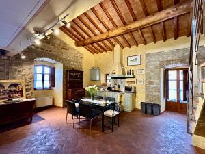 cocina con mesa y sillas en una habitación en Chianti Essence Apartment, en Badia A Passignano