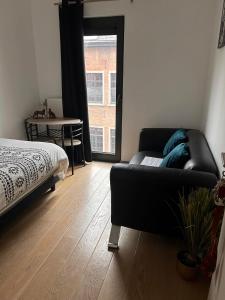 ein Wohnzimmer mit einem Sofa und einem Tisch in der Unterkunft BnB Antwerp Centrum in Antwerpen