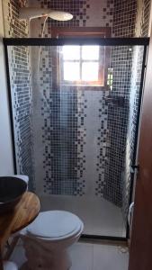 een badkamer met een douche en een toilet bij Curta o verde da montanha in Teresópolis