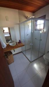 een badkamer met een douche en een toilet bij Curta o verde da montanha in Teresópolis
