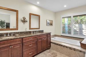 Ένα μπάνιο στο Resort Palm Retreat +42 φωτογραφίες