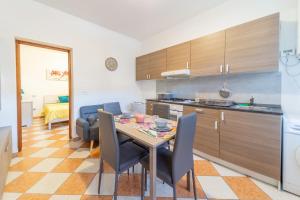 帕爾馬的住宿－A Casa di Luca，厨房以及带桌椅的用餐室。