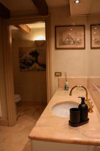 ein Bad mit einem Waschbecken und einem WC in der Unterkunft Aurelia Maison in Verona