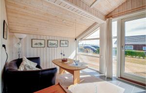 Binderup StrandにあるBeautiful Home In Bjert With 3 Bedrooms, Sauna And Wifiのリビングルーム(テーブル、窓付)