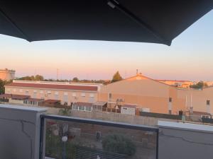 uma vista para a cidade a partir de uma varanda em Belle maison de vacances em Grao de Castellón