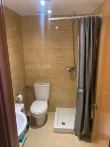 uma pequena casa de banho com WC e chuveiro em Belle maison de vacances em Grao de Castellón
