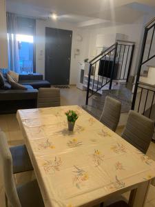 格拉德卡斯特利翁的住宿－Belle maison de vacances，客厅里的桌子和桌布
