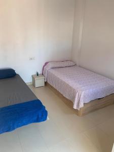 een slaapkamer met 2 bedden in een kamer bij Belle maison de vacances in Grao de Castellón
