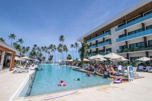 a pool at a resort with people swimming at Maceio Mar Resort All Inclusive in Maceió