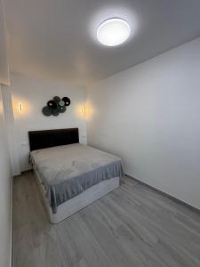 una piccola camera con letto e soffitto di Apartment Juan Les Pins in the heart of town with its merchants a Juan-les-Pins