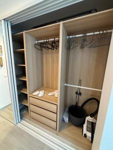 um closet com uma porta aberta em Apartment Juan Les Pins in the heart of town with its merchants em Juan-les-Pins