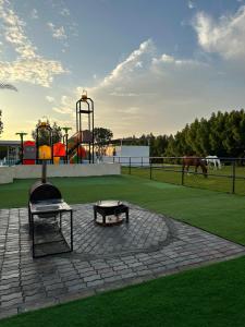 - un parc avec une aire de jeux dans l'établissement استراحة الخيالة, à Falaj al Mu‘allá