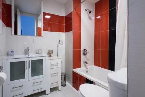 y baño con lavabo blanco y aseo. en 24-10 Studio Prime Gramercy WD in Unit en Nueva York