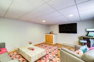 Μια τηλεόραση ή/και κέντρο ψυχαγωγίας στο Spacious Detroit Lakes Home Walk to Downtown!