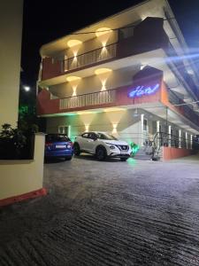 een auto die 's nachts voor een gebouw geparkeerd staat bij Hotel Vasilis in Nafplio