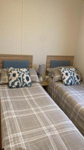 dos camas sentadas una al lado de la otra en una habitación en Beach life, en Lossiemouth
