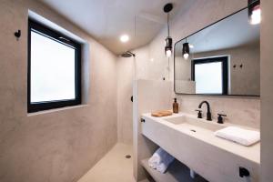 a bathroom with a sink and a mirror at Arca in Roatán