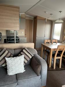 Dapur atau dapur kecil di Sea view luxury caravan
