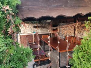 un restaurante con bancos, una mesa y un mostrador en Sunset House, en Varna